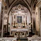 Di queste, la pi� ricca e composita a destra � quella che custodisce l�edicola dedicata proprio alla Madonna del Carmelo...